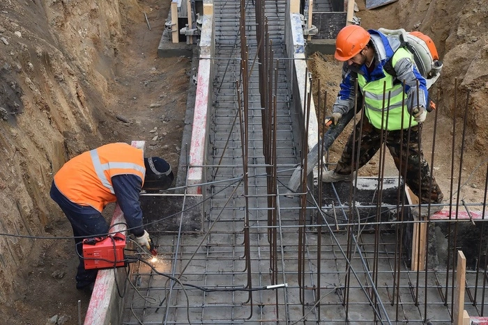 В Екатеринбурге залили первый бетон в основание школы №41, возводимой в рамках ГЧП