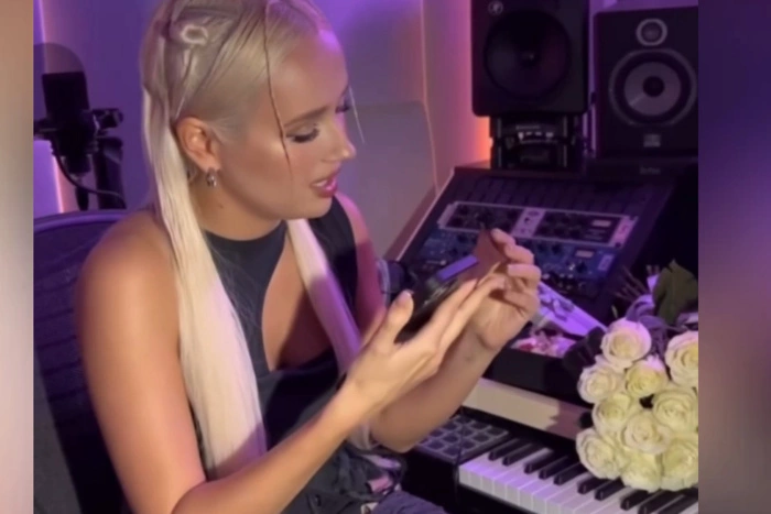 Клава Кока перезвонила поклоннику, передавшему ей с букетом личную записку