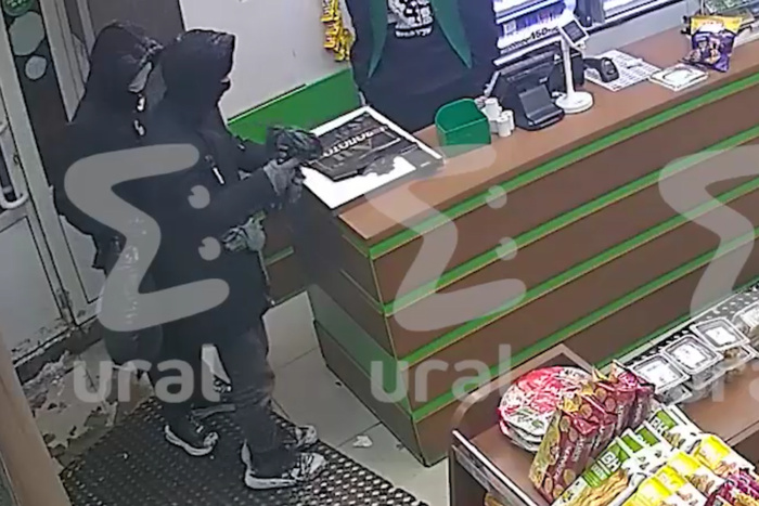 Екатеринбуржец нанял подростков ограбить магазин, в котором он работал продавцом