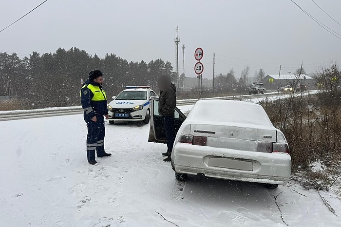 В Свердловской области поймали пьяного мужчину с семью детьми в машине