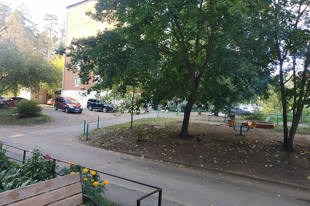 В Госдуме предложили сделать скамейки у подъездов обязательными