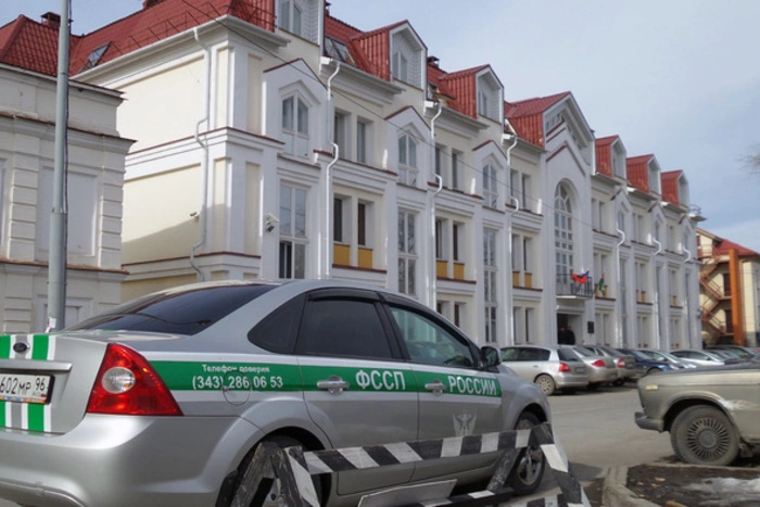 Приставы списали с карты екатеринбуржца 30 тыс. рублей за чужое НПДД