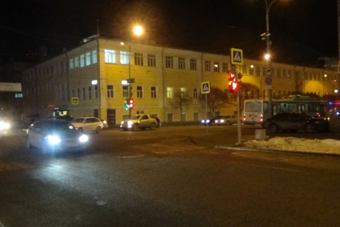В Екатеринбурге мусоровоз сбил девушку, переходившую улицу на красный свет