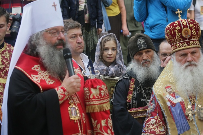 Поклонская с иконой Николая II прошла с крестным ходом в Екатеринбурге