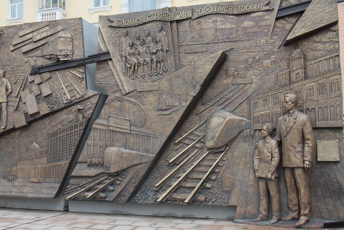 В сквере Управления СвЖД появился памятник, описывающий историю железной дороги