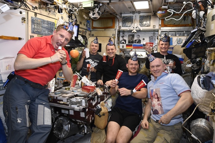Экипаж МКС поел космического пирожного в честь дня рождения дочки россиянина