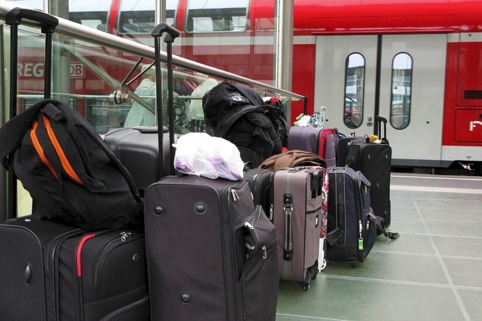 Экс-конструктор «Сухого» предложил запретить чемоданы на борту самолетов
