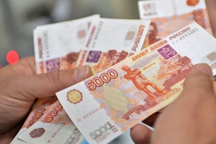 Зарплата помощника депутата Екатеринбурга на 20 тысяч рублей больше средней величины по Уралу
