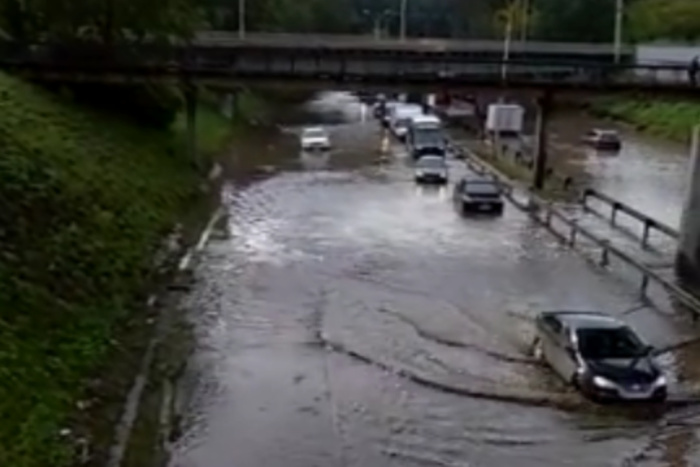 В Екатеринбурге из-за проливных дождей в очередной раз затопило Шефскую