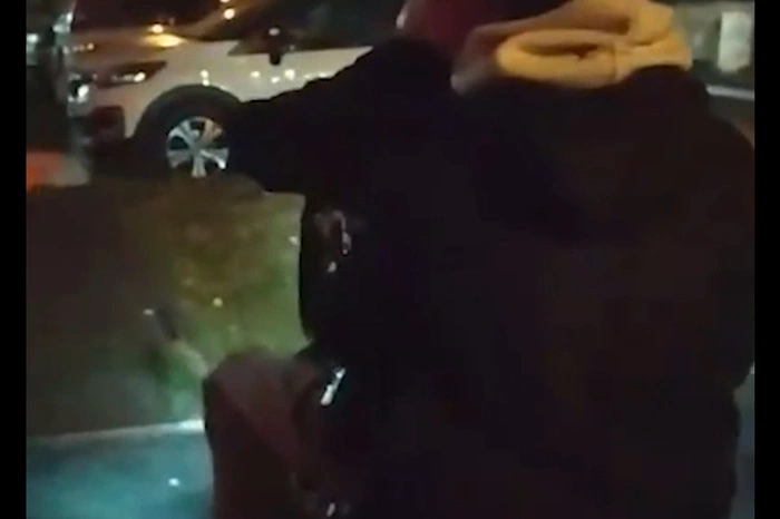 На Уралмаше подростки разъезжают по тротуарам и угрожают пешеходам