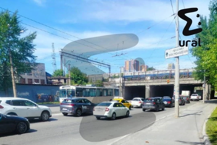 Проспект Космонавтов встал в огромную пробку из-за грузовика, оборвавшего провода у троллейбусов