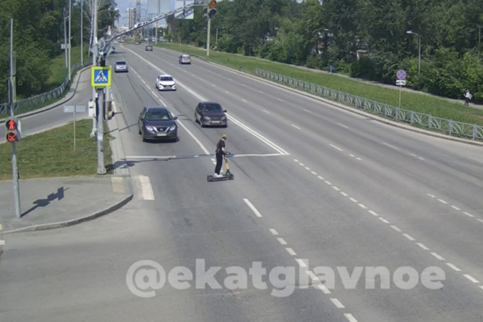 На пересечении Военной и Патриса Лумумбы сбили самокатчика — видео