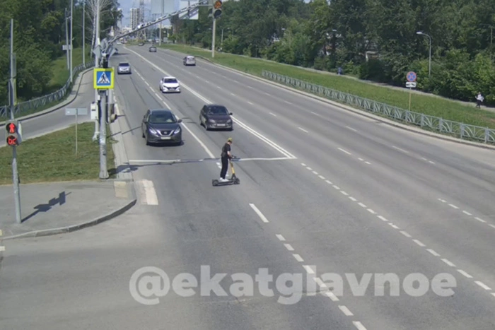 На пересечении Военной и Патриса Лумумбы сбили самокатчика — видео