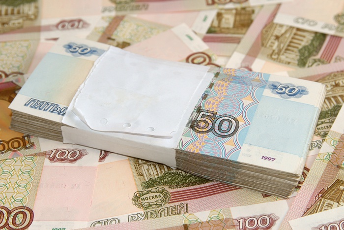 В Екатеринбурге кассир банка ради мужа подкладывала в хранилище «куклы»
