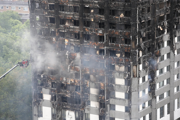 Число жертв пожара в лондонской многоэтажке достигло 30 человек