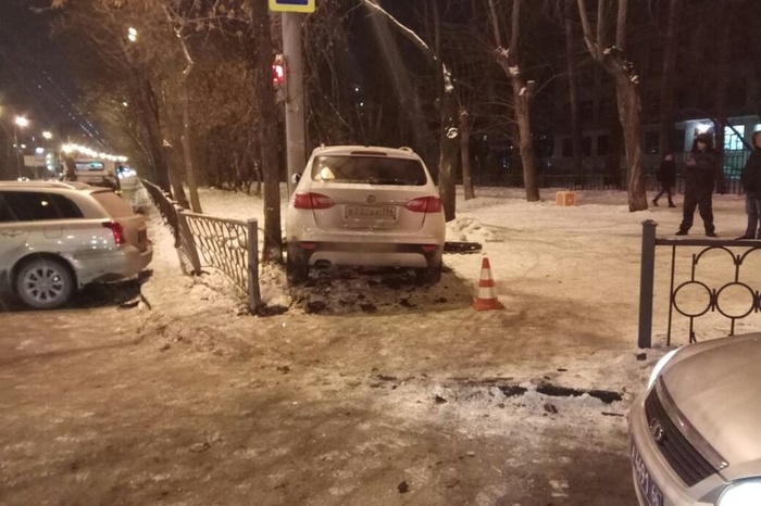 Автомобиль отбросило на несовершеннолетнего пешехода на Уралмаше