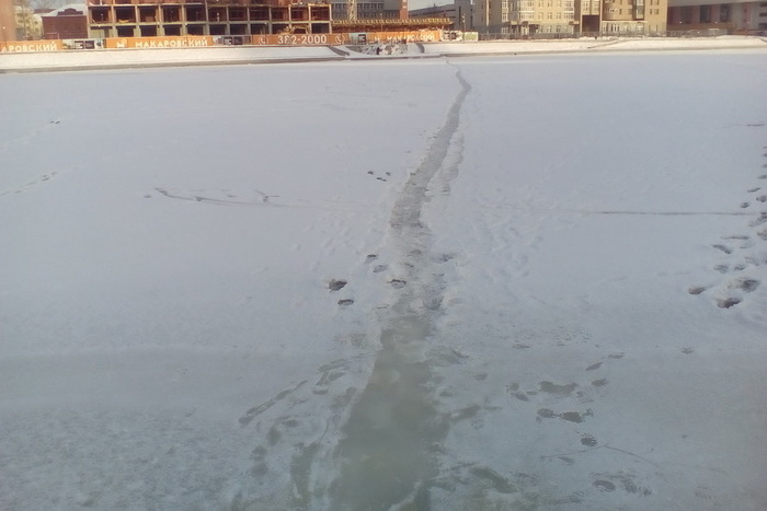 ГУ МЧС назвало места на Городском пруду, где стало опасно ходить по льду