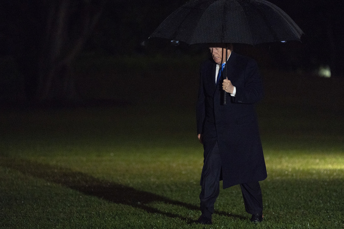 Трамп выбросил зонт, «не пустивший» его в самолет