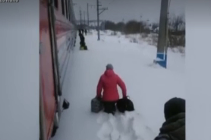 Пассажиров поезда высадили в сугробы по пояс вместо платформы