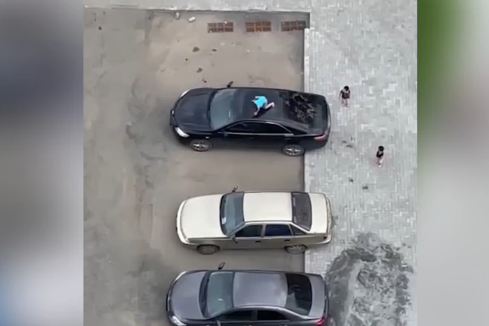 В Екатеринбурге дети разгромили чужую машину