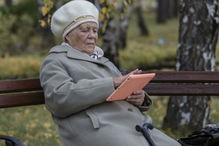 Повышать пенсионный возраст в России начинают с чиновников