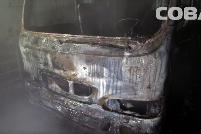 В Екатеринбурге в гараже сгорел пассажирский автобус