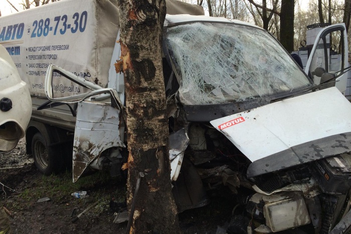 В Екатеринбурге пьяный бесправник на «Газели» разбил машину и сбежал