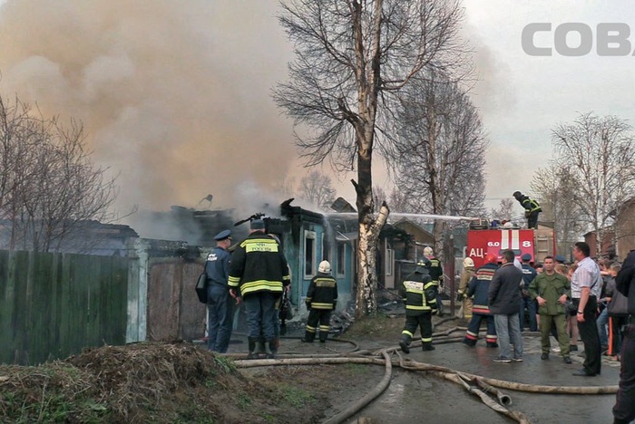 Очевидцы: пожар на улице Мусоргского тушили дырявыми рукавами