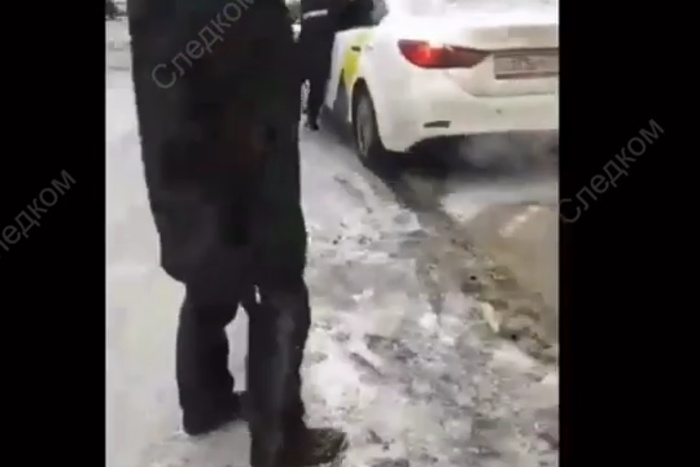 В Москве водитель такси протащил сотрудника полиции за руку в оконной щели