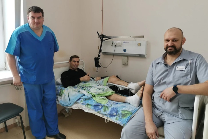 Свердловские врачи спасли мужчину, сорвавшегося с крыши