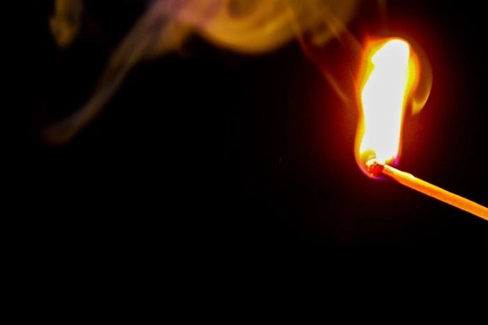 Свердловчанин попытался сжечь бывшую жену с тремя детьми