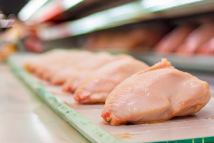 Власти признали перебои с поставками в магазины Екатеринбурга курятины