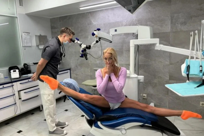 Волочкова села на фирменный шпагат в самом неожиданном месте