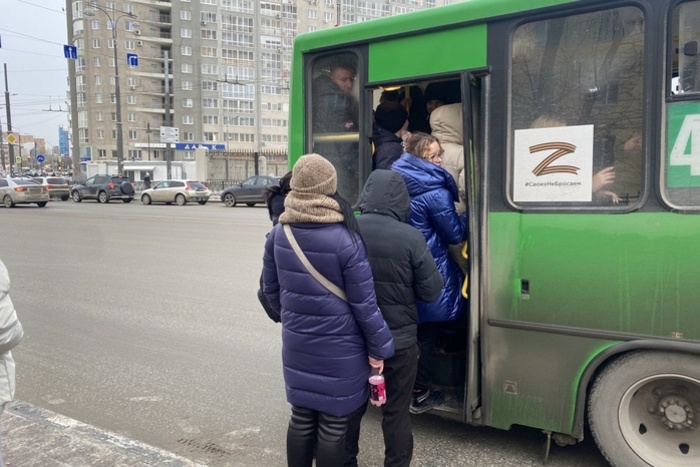 В Екатеринбурге водитель автобуса высадил пассажиров, внезапно отказавшись ехать дальше