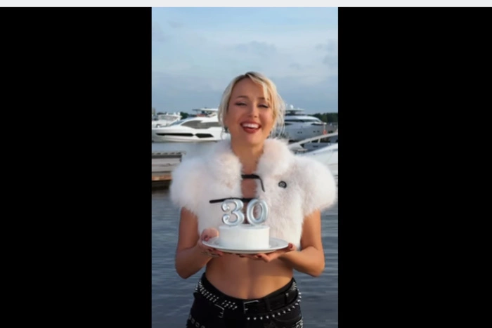 Клава Кока назвала свой настоящий возраст