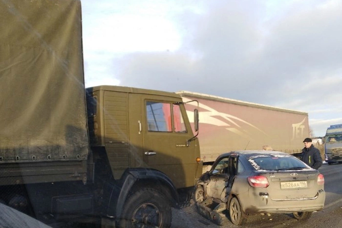 Сегодня утром на ЕКАДе КАМАЗ протаранил легковой автомобиль