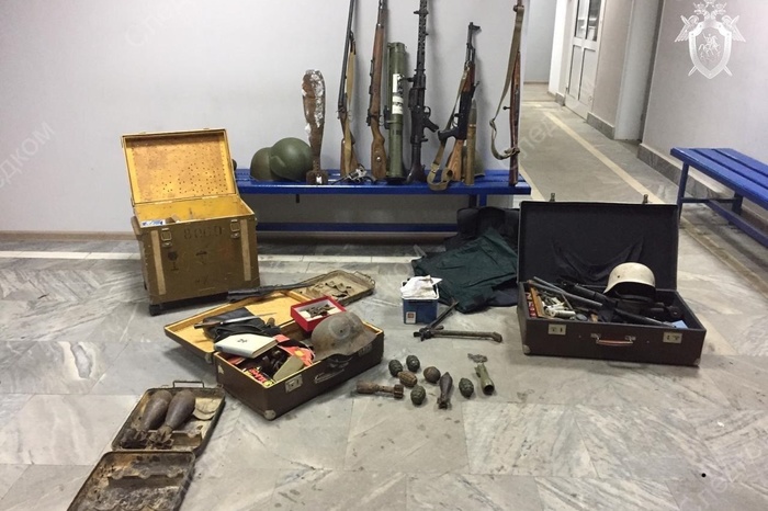 Склад оружия и боеприпасов обнаружен на даче у столичного полицейского (ФОТО)