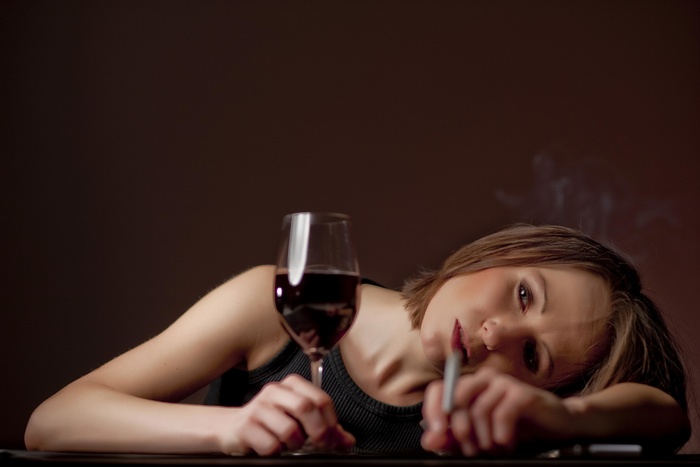 Ученые: Красное вино защищает сосуды от последствий курения