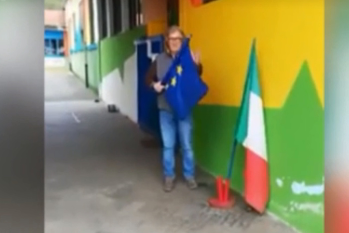 Итальянец снял флаг Евросоюза и установил российский триколор