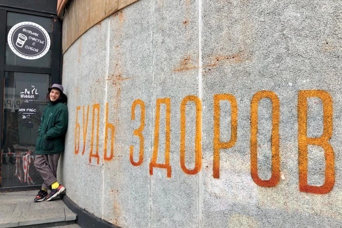 Выяснилось, почему гранит в парке Энгельса покрасили серой краской