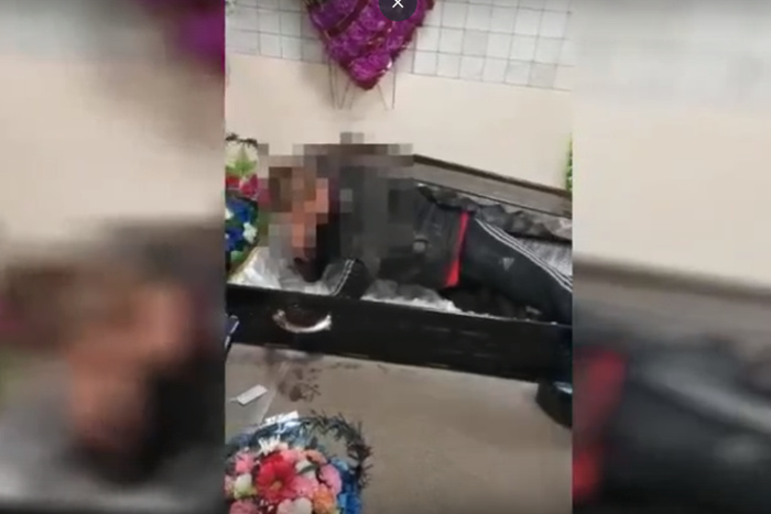 Пьяный россиянин разбил витрину ритуального магазина и уснул в гробу