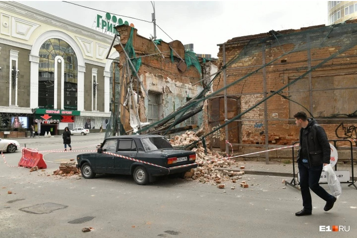 Владелец машины, на которую упала стена усадьбы на Радищева, получил компенсацию