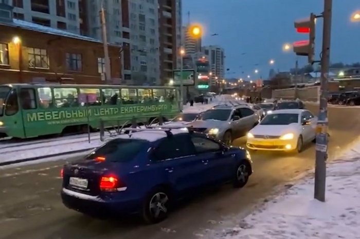 Изменилась схема проезда: в центре Екатеринбурга водители массово ездят по встречке