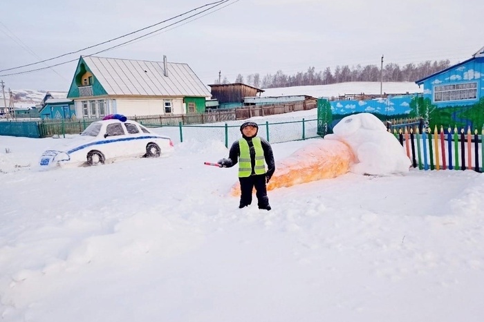 Жительница Башкирии слепила в помощь инспекторам ледяного гаишника