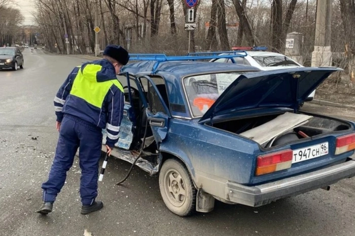 В Нижнем Тагиле водитель устроил аварию и сбежал, сев на автобус