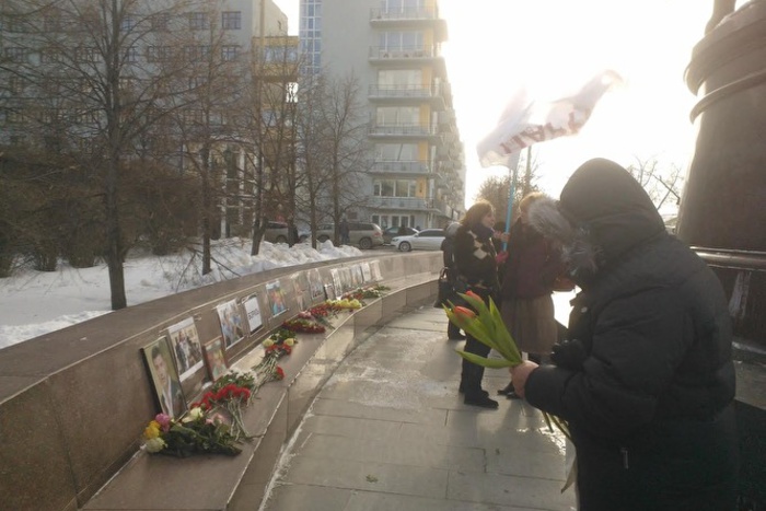 На площади Труда началась серия пикетов, посвященных памяти Бориса Немцова
