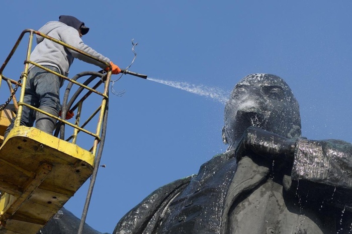 Завтра у памятников Екатеринбурга будет «банный день»