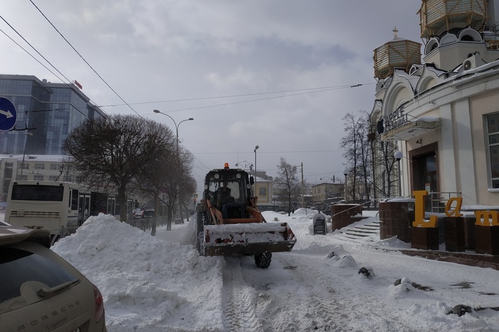 Пенсионерка умерла в Сургуте после наезда снегоуборочной машины