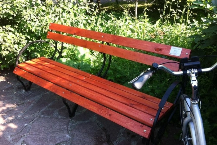 Скамейки с именными табличками, как в Central Park, стоят в одном из парков Екатеринбурга