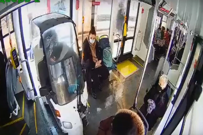 В Москве курьер доставки пиццы заехал в трамвай на мопеде — видео